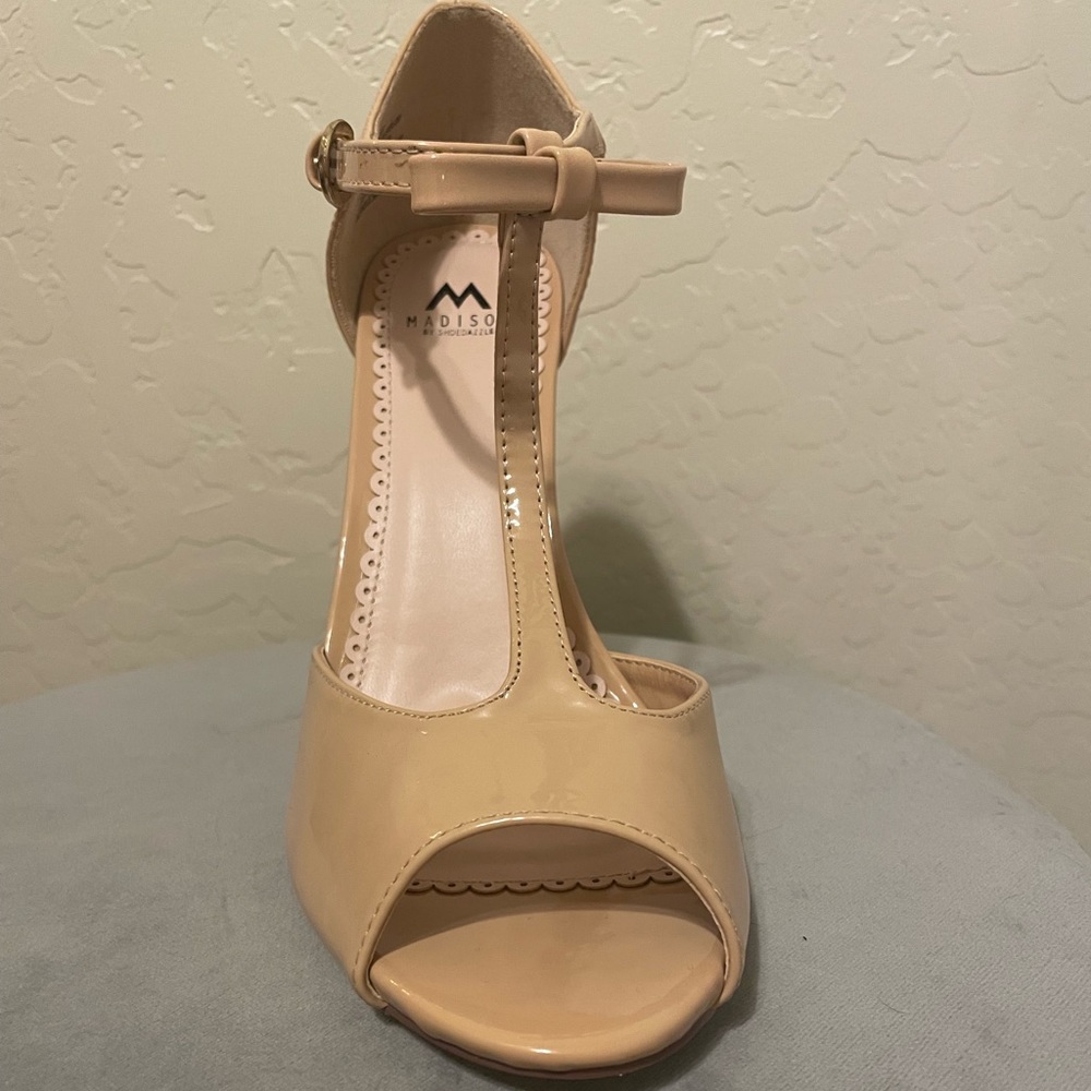 Shoe Dazzle, nude, open toe heels. With bow accent. Never worn and new.